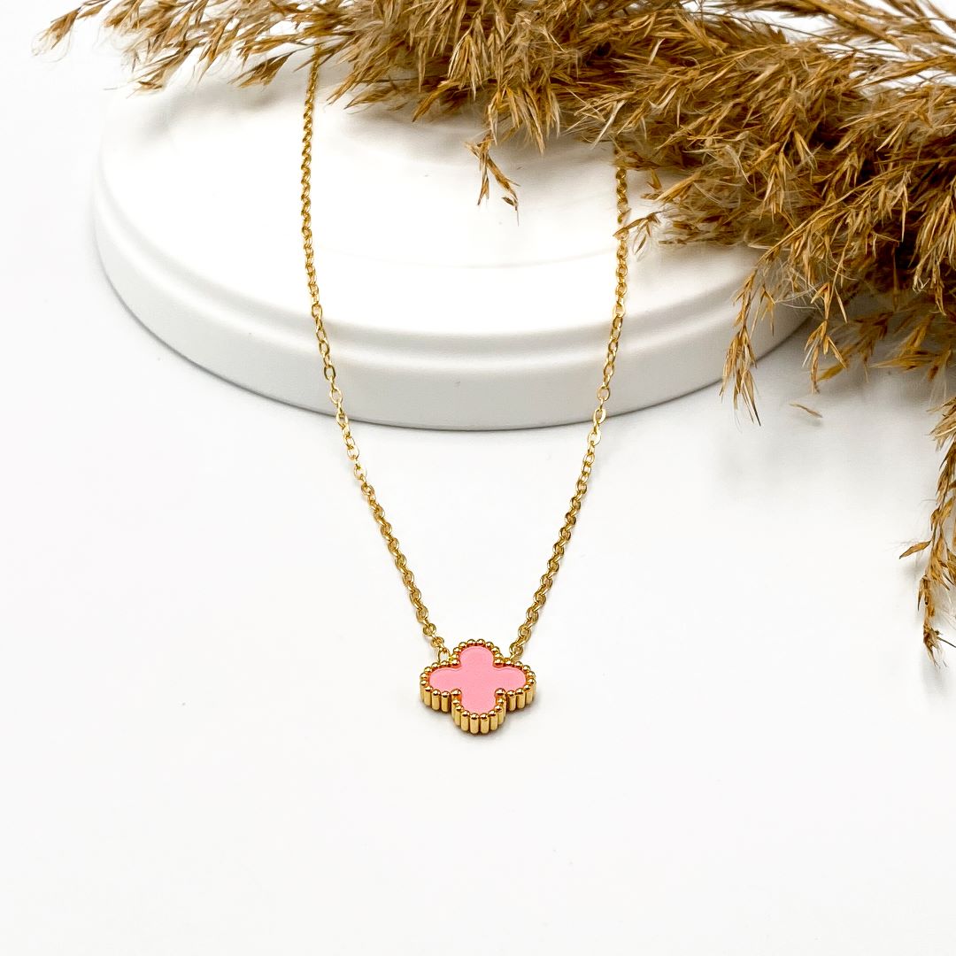 Collar de flor rosa