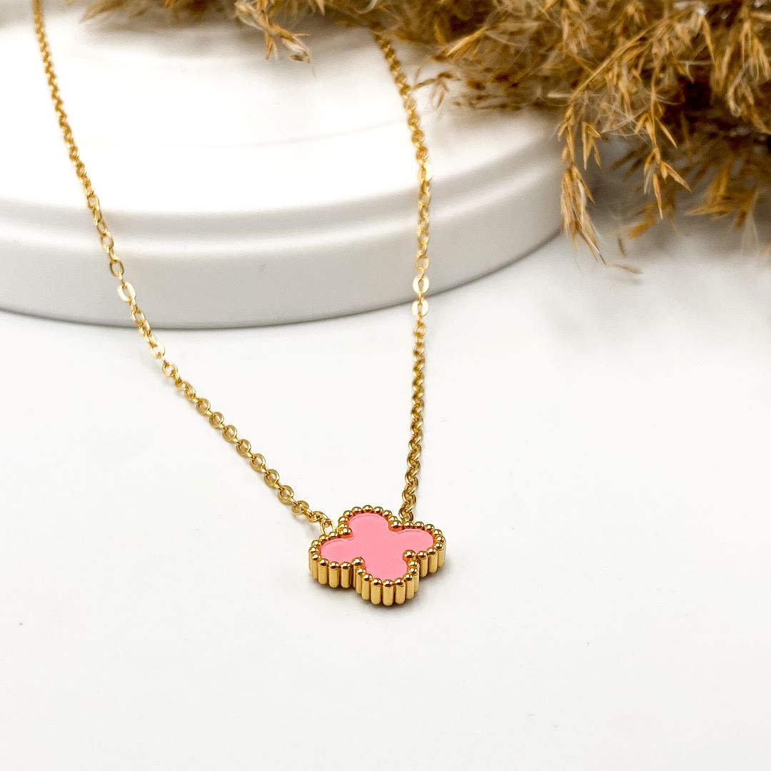 Collar de flor rosa