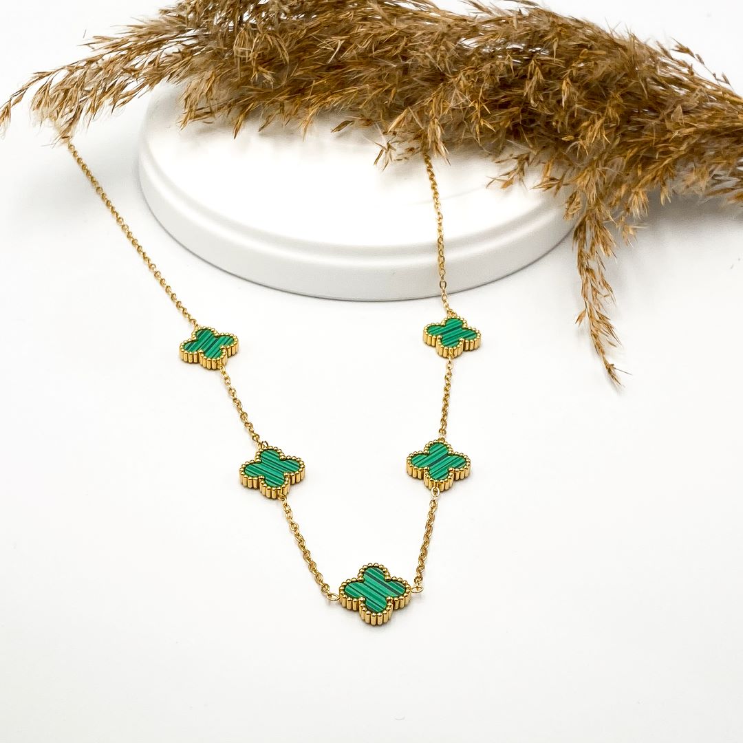 Collar de flores verdes