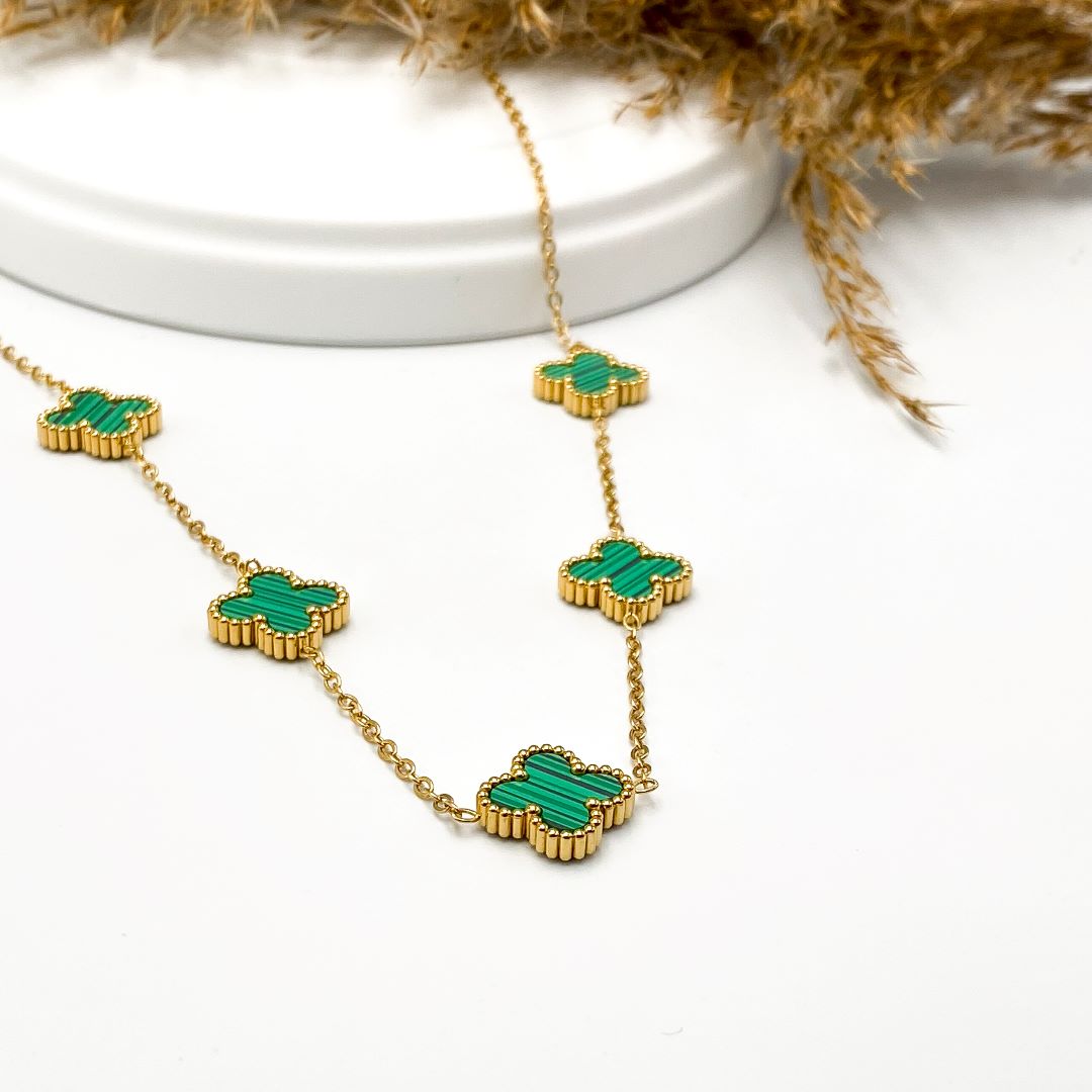 Collar de flores verdes