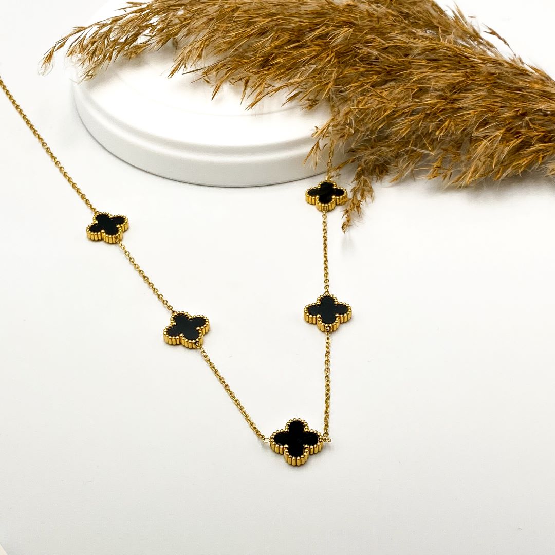 Collar de flores negras