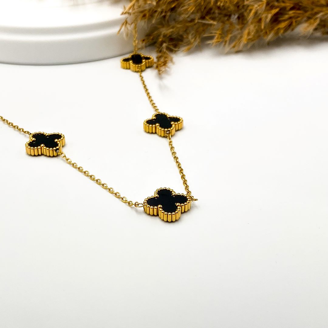 Collar de flores negras