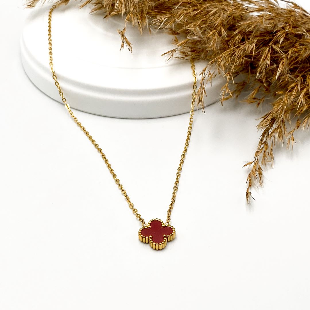 Collar de flor roja