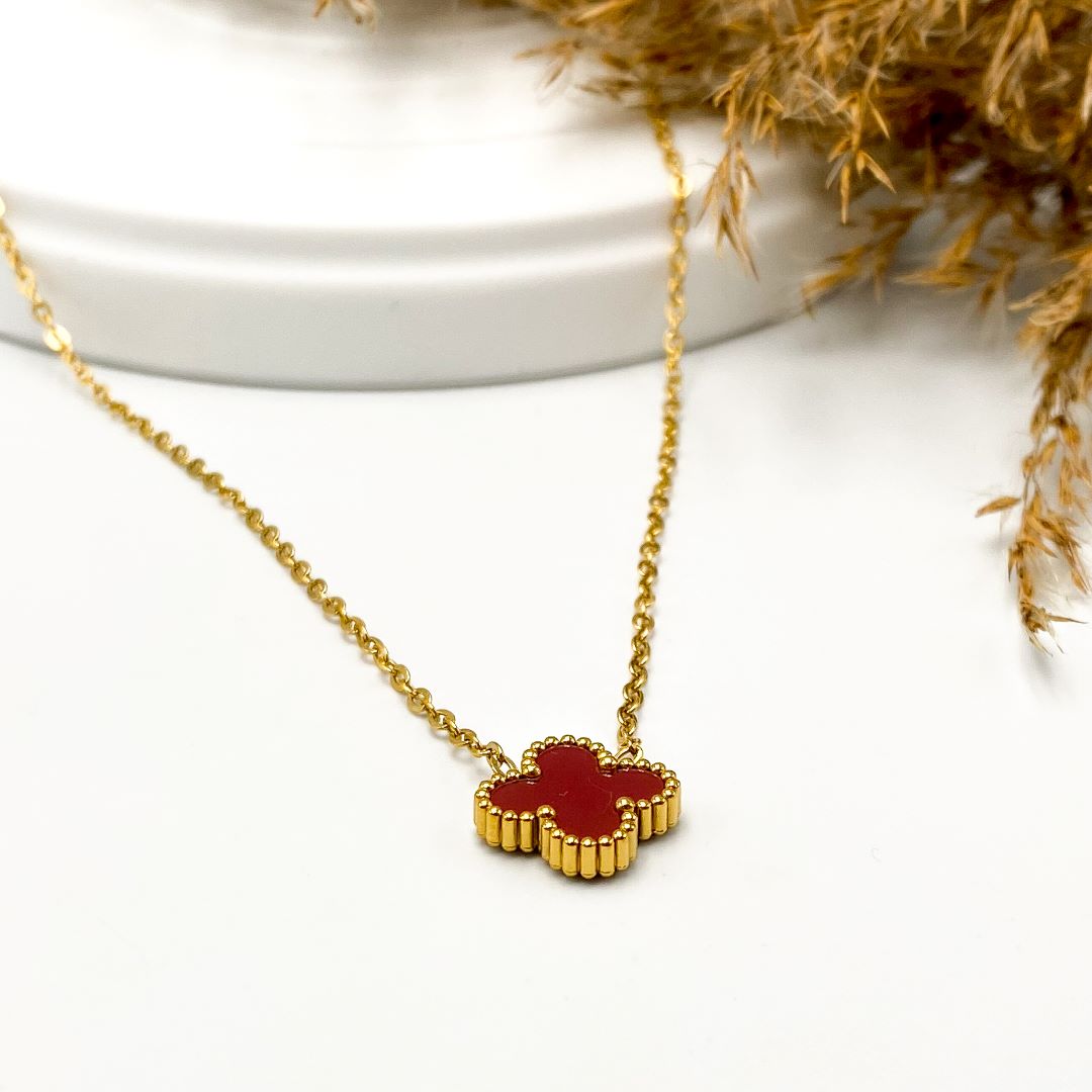 Collar de flor roja